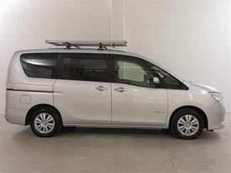 2015 Nissan Serena - Thumbnail