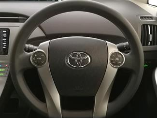 2016 Toyota Prius - Thumbnail