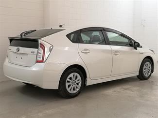 2016 Toyota Prius - Thumbnail