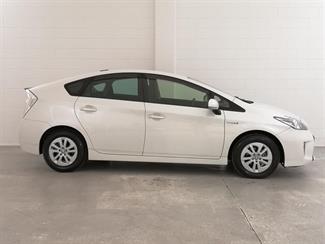 2016 Toyota Prius - Thumbnail