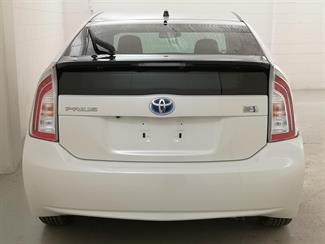 2016 Toyota Prius - Thumbnail