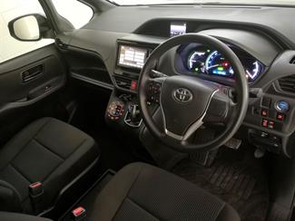 2014 Toyota Voxy - Thumbnail