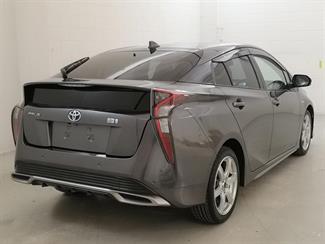 2016 Toyota Prius - Thumbnail