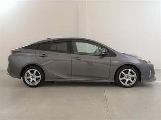 2016 Toyota Prius - Thumbnail