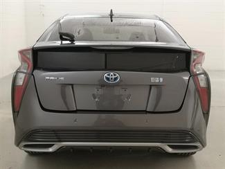 2016 Toyota Prius - Thumbnail