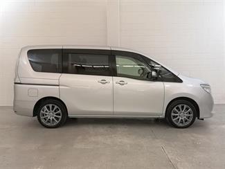 2015 Nissan Serena - Thumbnail