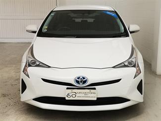 2016 Toyota Prius - Thumbnail