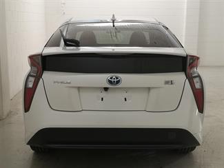 2016 Toyota Prius - Thumbnail