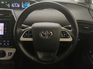 2016 Toyota Prius - Thumbnail