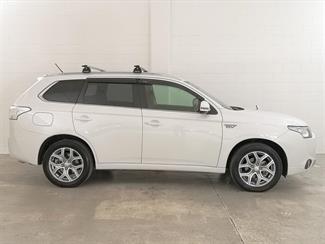 2015 Mitsubishi Outlander - Thumbnail