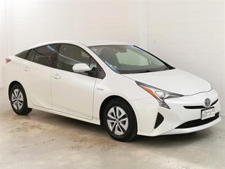 2016 Toyota Prius - Thumbnail