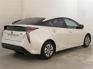 2016 Toyota Prius - Thumbnail