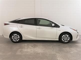 2016 Toyota Prius - Thumbnail