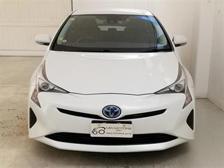 2016 Toyota Prius - Thumbnail