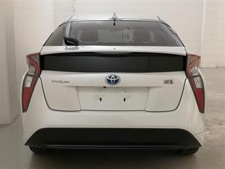 2016 Toyota Prius - Thumbnail