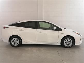 2018 Toyota Prius - Thumbnail