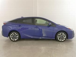 2018 Toyota Prius - Thumbnail