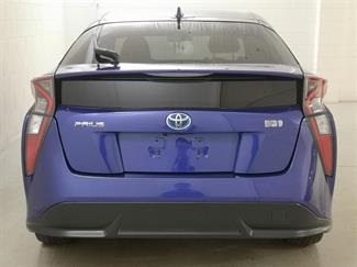 2018 Toyota Prius - Thumbnail