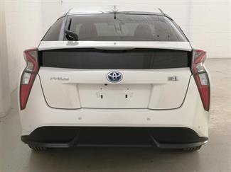 2018 Toyota Prius - Thumbnail