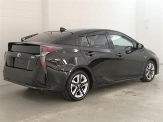 2017 Toyota Prius - Thumbnail