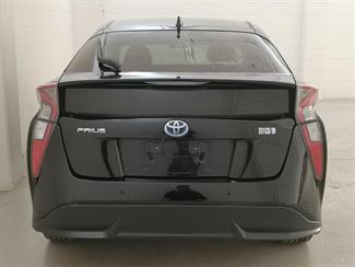 2017 Toyota Prius - Thumbnail