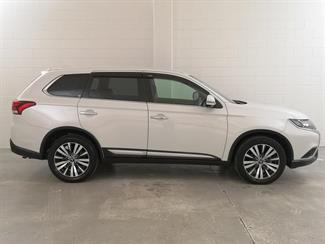 2018 Mitsubishi Outlander - Thumbnail