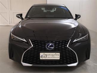 2021 Lexus IS 300H - Thumbnail