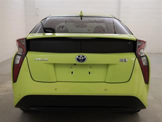 2016 Toyota Prius - Thumbnail