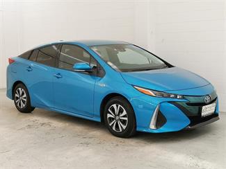 2017 Toyota Prius - Thumbnail