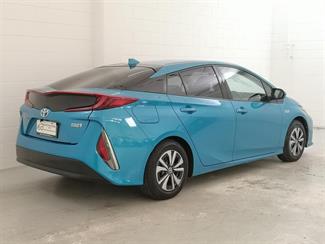 2017 Toyota Prius - Thumbnail