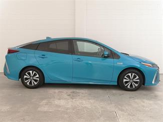 2017 Toyota Prius - Thumbnail