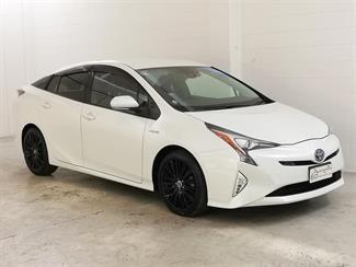 2016 Toyota Prius - Thumbnail