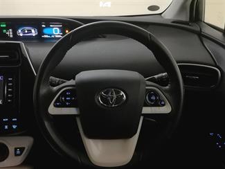 2016 Toyota Prius - Thumbnail