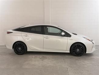 2016 Toyota Prius - Thumbnail