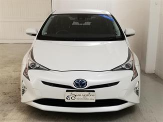 2016 Toyota Prius - Thumbnail