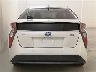 2016 Toyota Prius - Thumbnail