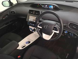 2016 Toyota Prius - Thumbnail