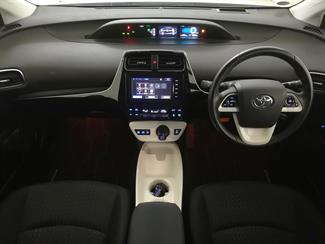 2016 Toyota Prius - Thumbnail