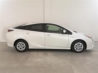 2018 Toyota Prius - Thumbnail