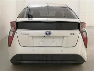 2018 Toyota Prius - Thumbnail