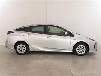 2019 Toyota Prius - Thumbnail