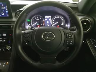 2021 Lexus IS 300H - Thumbnail