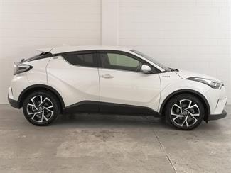 2017 Toyota C-HR - Thumbnail