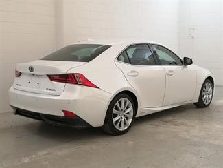 2016 Lexus IS 300H - Thumbnail